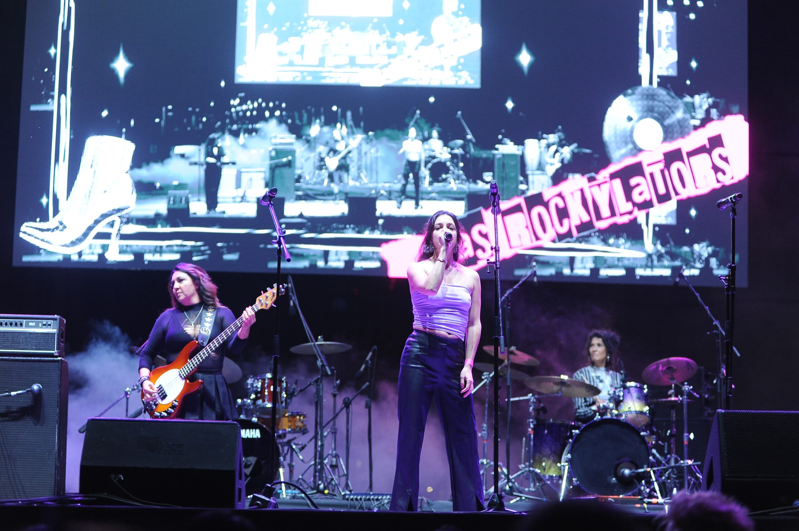 HOMENAJE A ROCKERAS MEXICANAS EN EL MONUMENTO A LA REVOLUCIÓN
