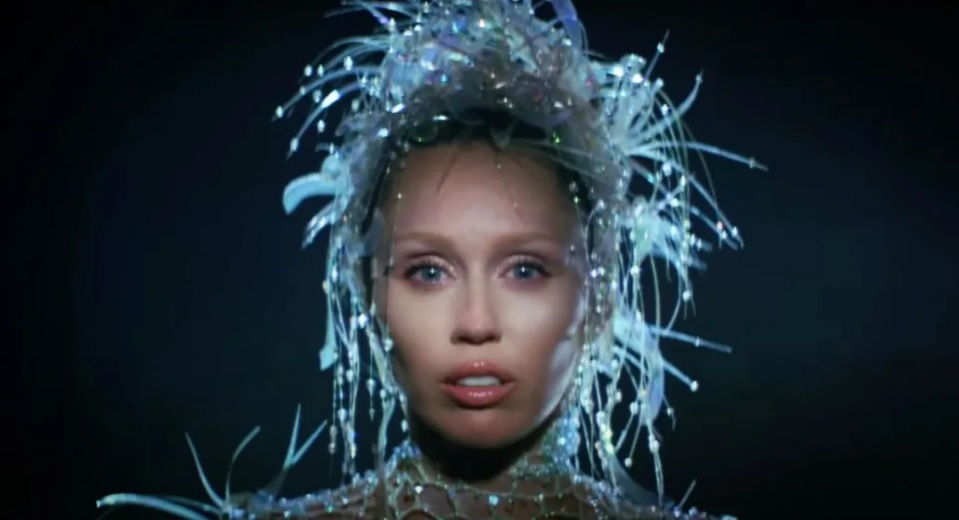 Miley Cyrus revela su nueva y explosiva canción Something Beautiful