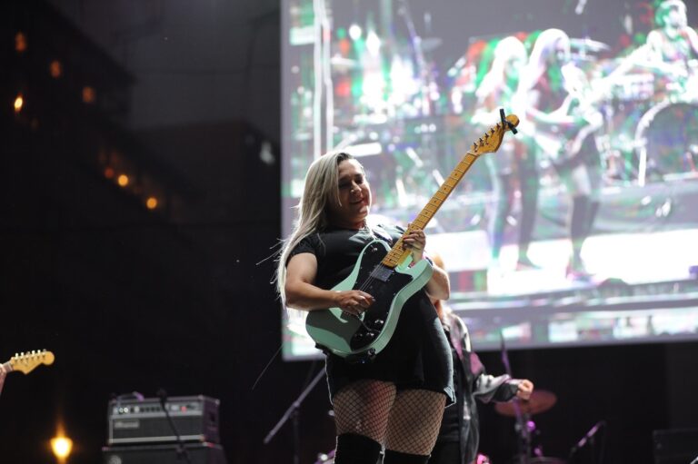 HOMENAJE A ROCKERAS MEXICANAS EN EL MONUMENTO A LA REVOLUCIÓN