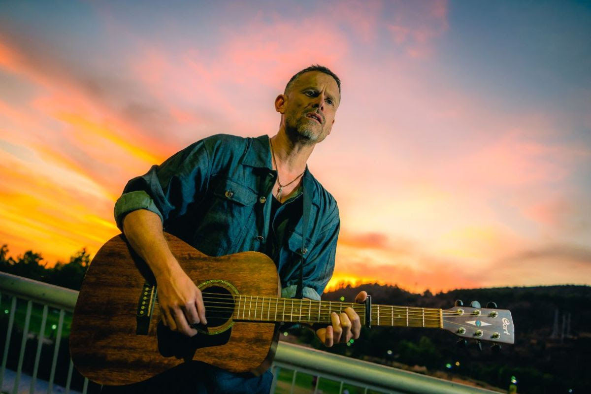 Pop folk latinoamericano Nerux estrena clip en vivo para 'Ojo Alacrán'