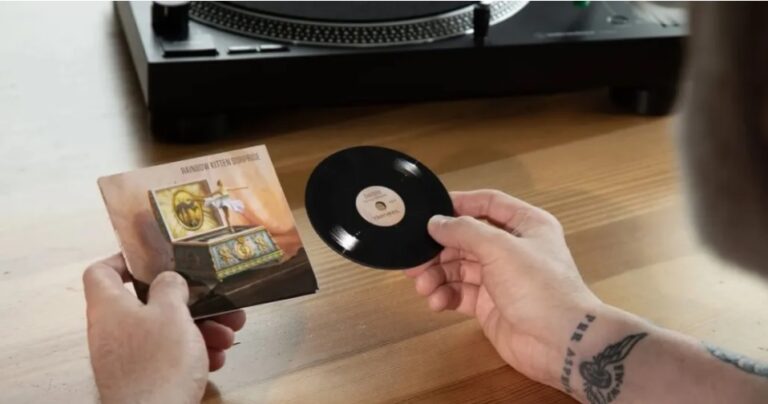 Los nuevos discos de vinilo de 4 pulgadas incluyen lanzamientos de Black Sabbath, Ghost y Chappell Roan