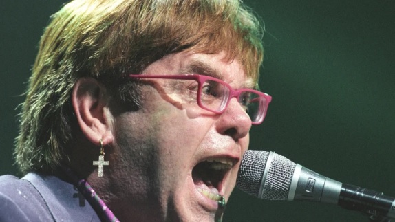 Elton John pierde su casa en una apuesta