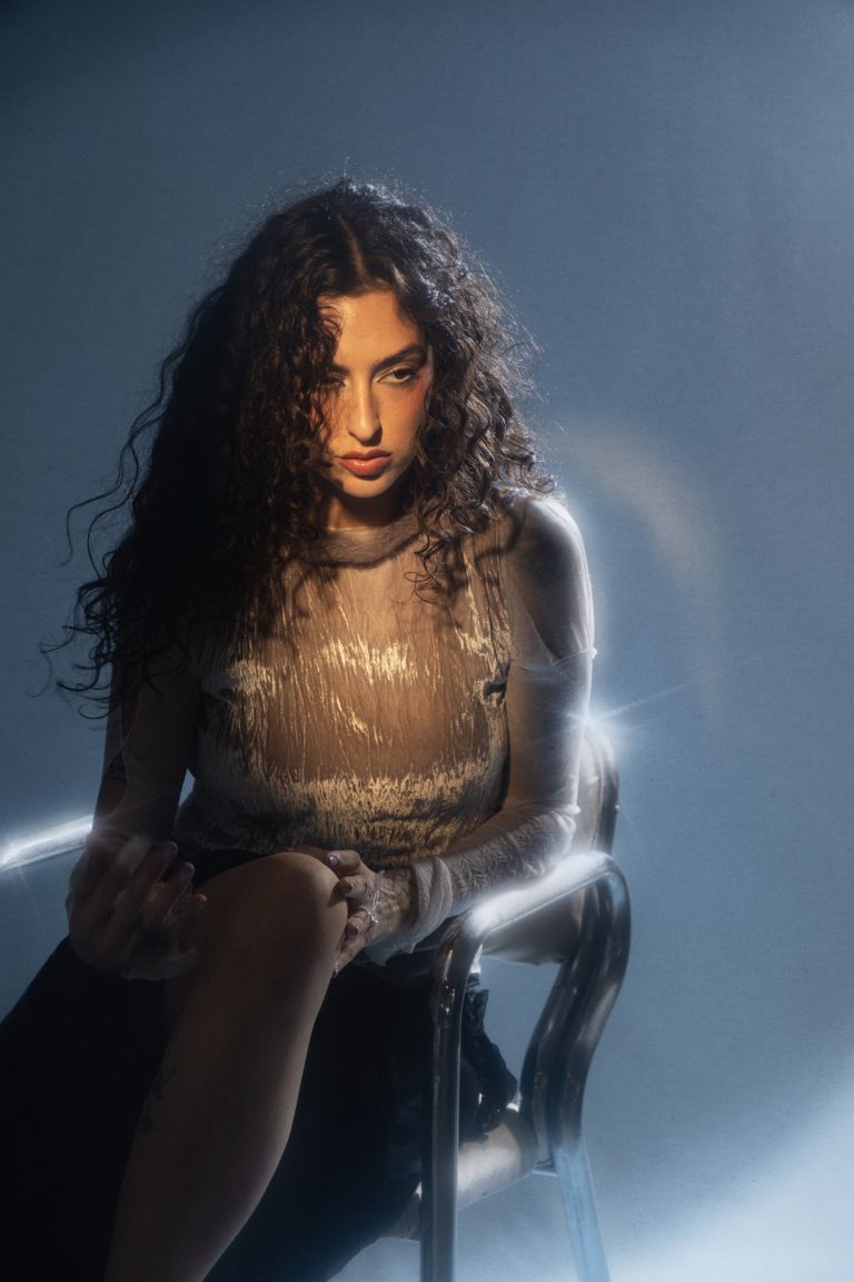 PUPA EMERGE DE LA CRISALIDA CON SU ALBUM HOLA DESDE LEJOS
