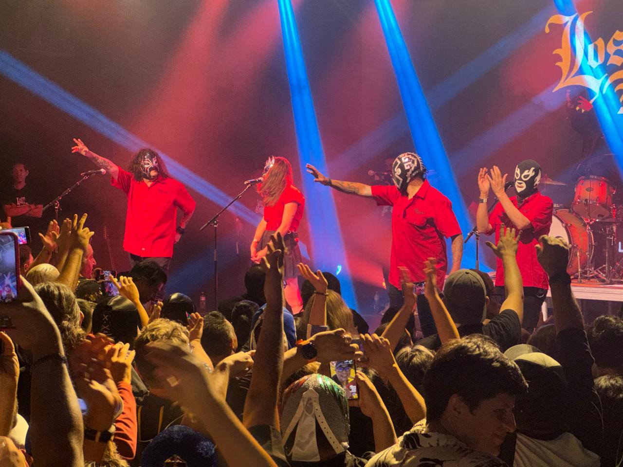 FANS LOST ACAPULCO (2)