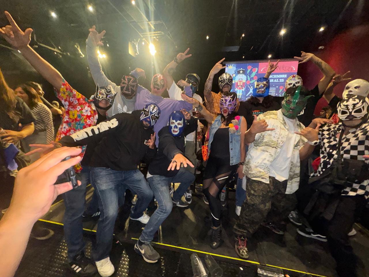 FANS LOST ACAPULCO (3)