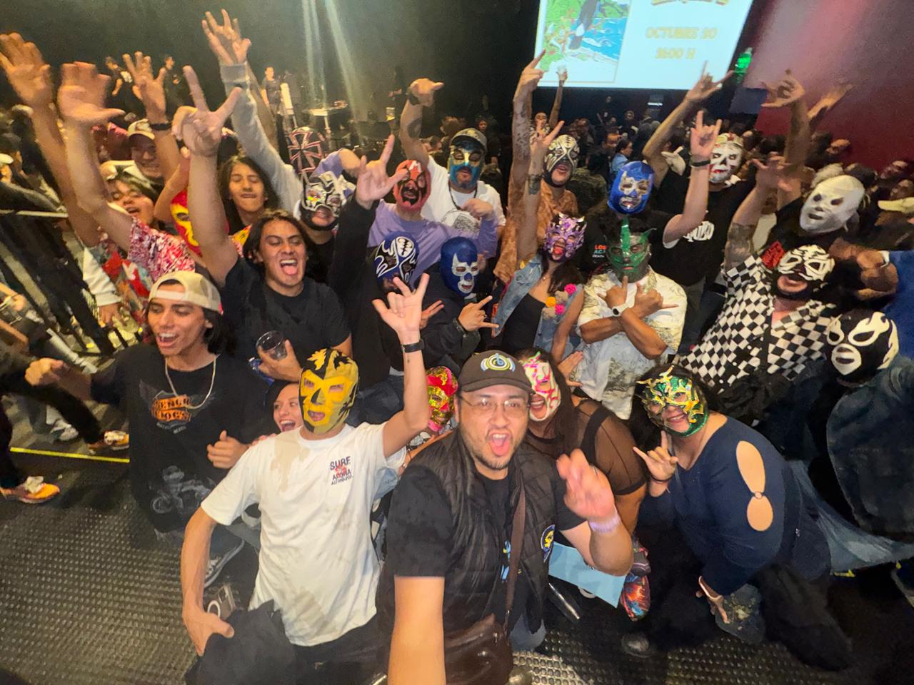 FANS LOST ACAPULCO (5)