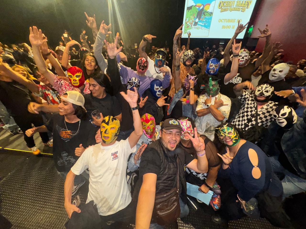 FANS LOST ACAPULCO (6)