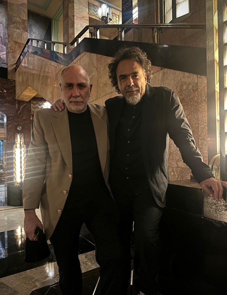 Iñárritu y Arriaga, se reconcilian en la celebración de Amores Perros 25 años