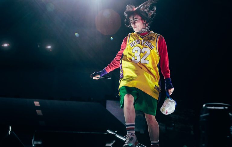 Elon Musk responde a Billie Eilish llamándolo puta marica patética