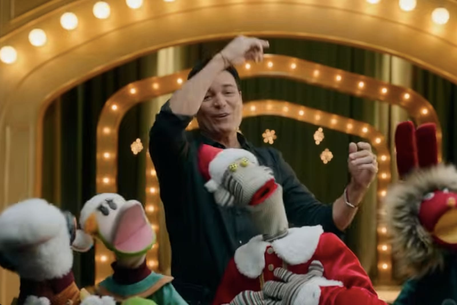 Chayanne y 31 Minutos protagonizan la campaña 2025 de Falabella y DYU para Navidad