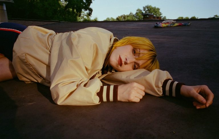 Hayley Williams se desmayó mientras actuaba en el escenario con PinkPantheress