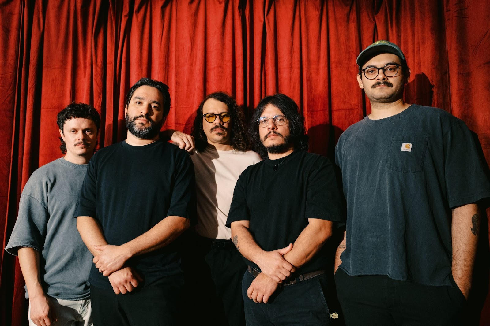 Adiós Cometa encuentra su forma más profunda en ‘Un Destello de Luz’, álbum