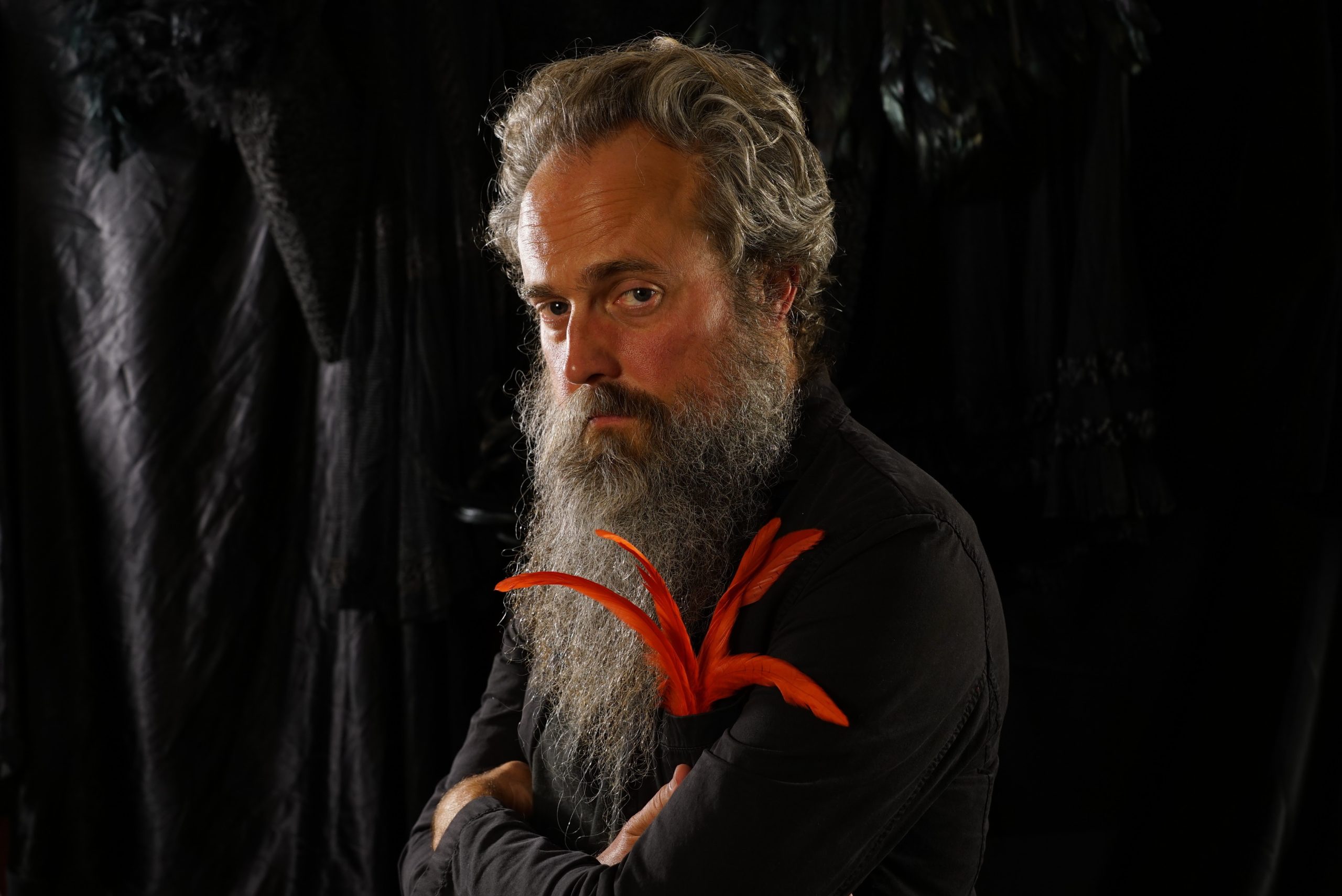 Iron & Wine comparte el video oficial de “Roses”, el último sencillo de Hen's Teeth
