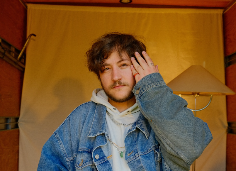 Manu Beker presenta su nuevo single Whisky