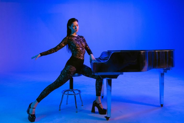 Francisca Valenzuela firma con Believe para lanzar su próxima era