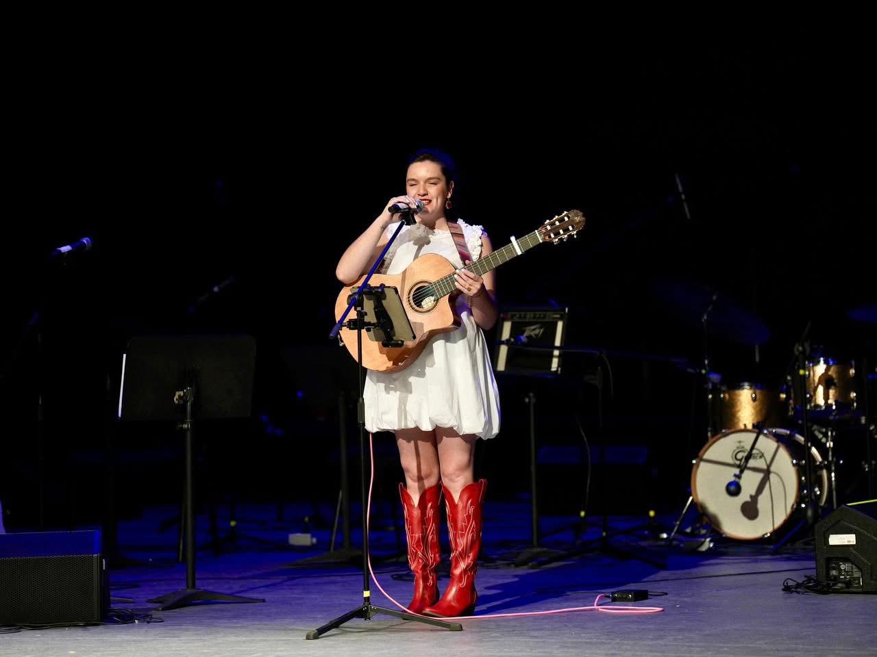 Tere Estrada, sirena de las letras y la musica en donde presentó su nuevo álbum “Nube Volcán”.