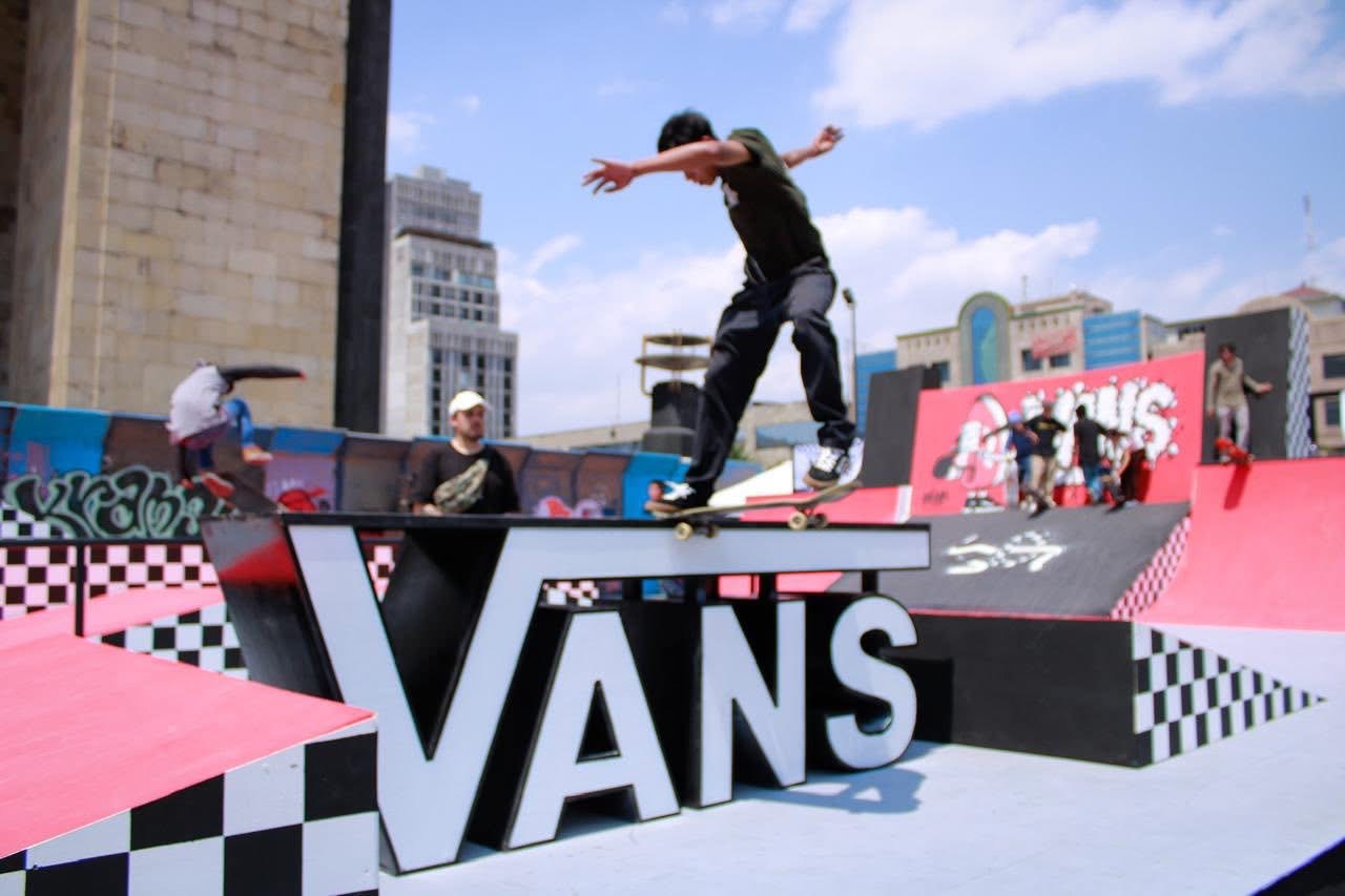 Vans celebra 60 aniversario en Monumento a la Revolución