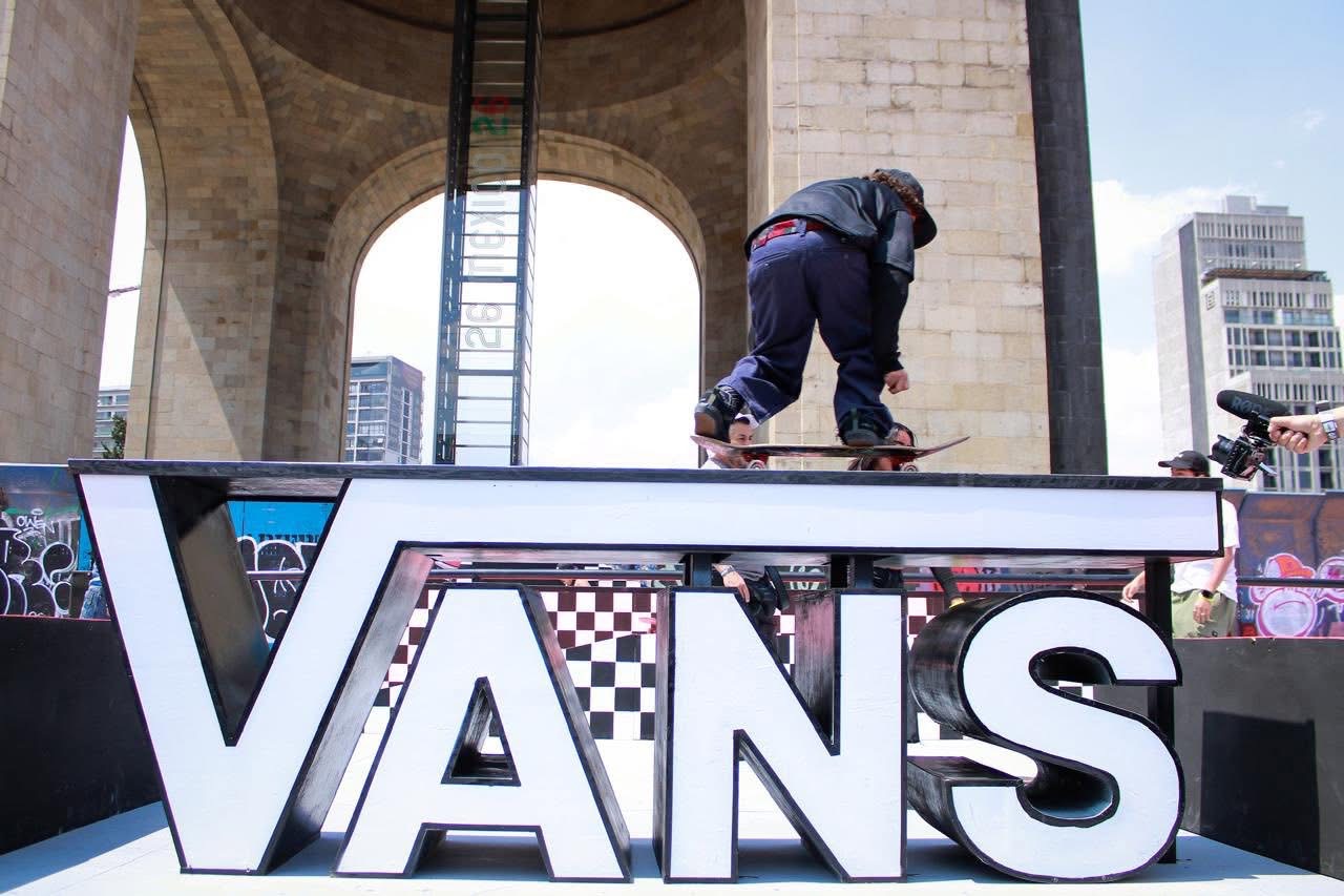 Vans celebra 60 aniversario en Monumento a la Revolución