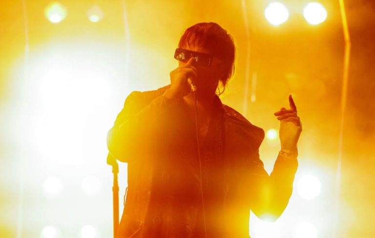 Escucha el nuevo y conmovedor sencillo de The Strokes, 'Falling Out Of Love'.