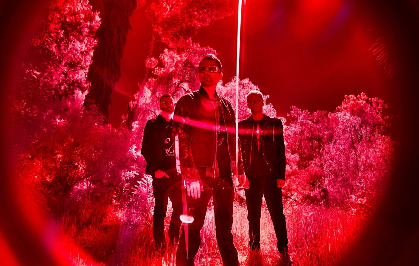 Muse presenta su nuevo y épico sencillo de estilo clásico, 'Hexagons', de su álbum 'The Wow! Signal'.