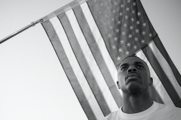 Vince Staples estrena nuevo sencillo y video White Flag