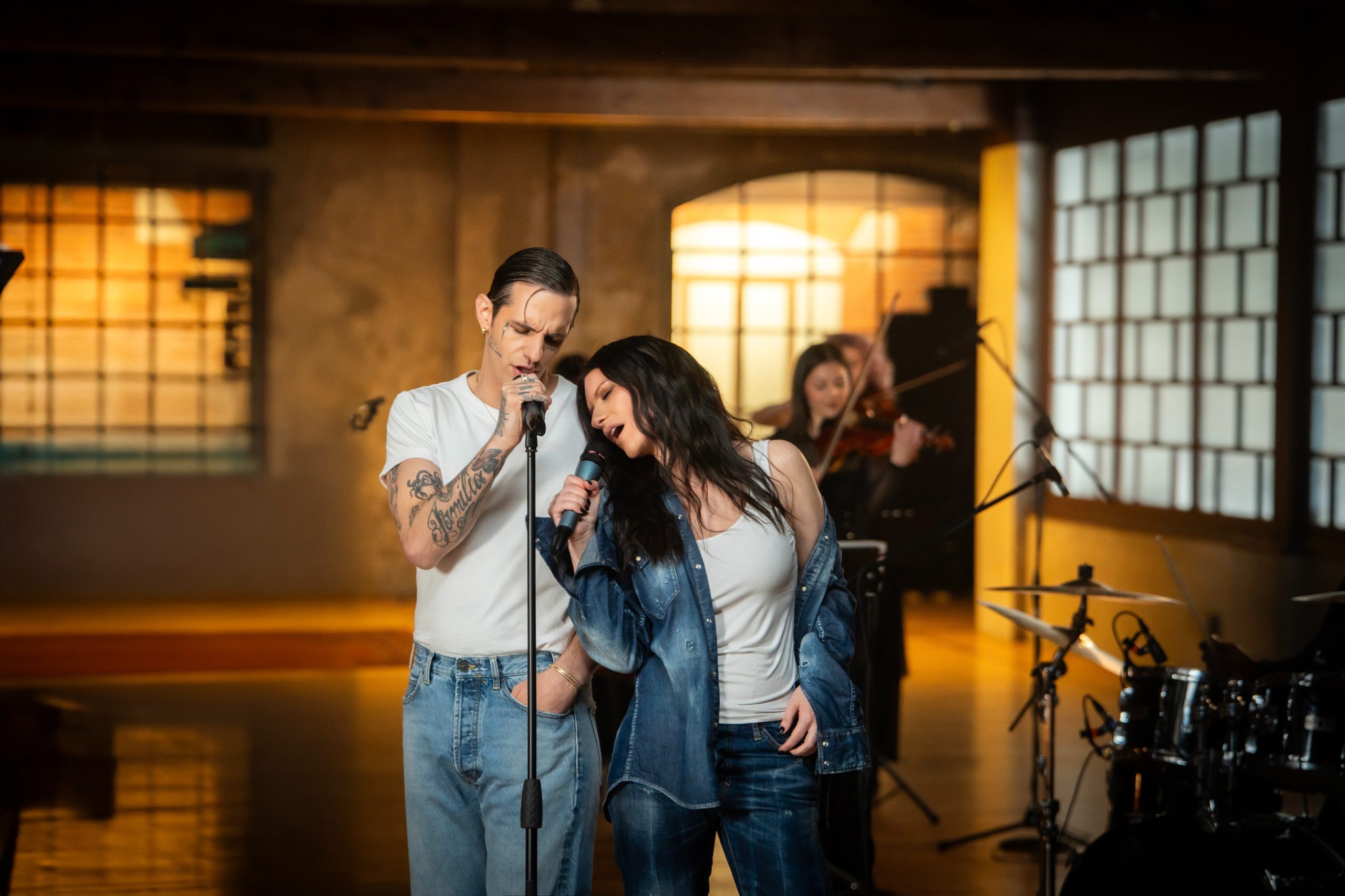 aura Pausini estrena '16 DE MARZO' con Achille Lauro